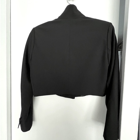 Elegant Cropped Blazer - Picture 2 of 5